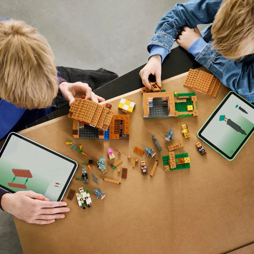LEGO Minecraft Oproeper Dorpsaanval 21596 - 607 Stukken