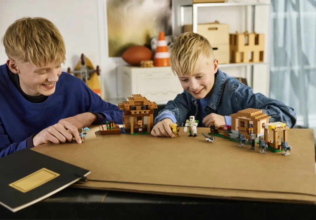 LEGO Minecraft Oproeper Dorpsaanval 21596 - 607 Stukken