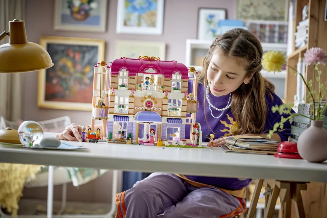 LEGO Friends Grand Hotel 42704 - Bouwset 1406 Stuks - Meerkleurig