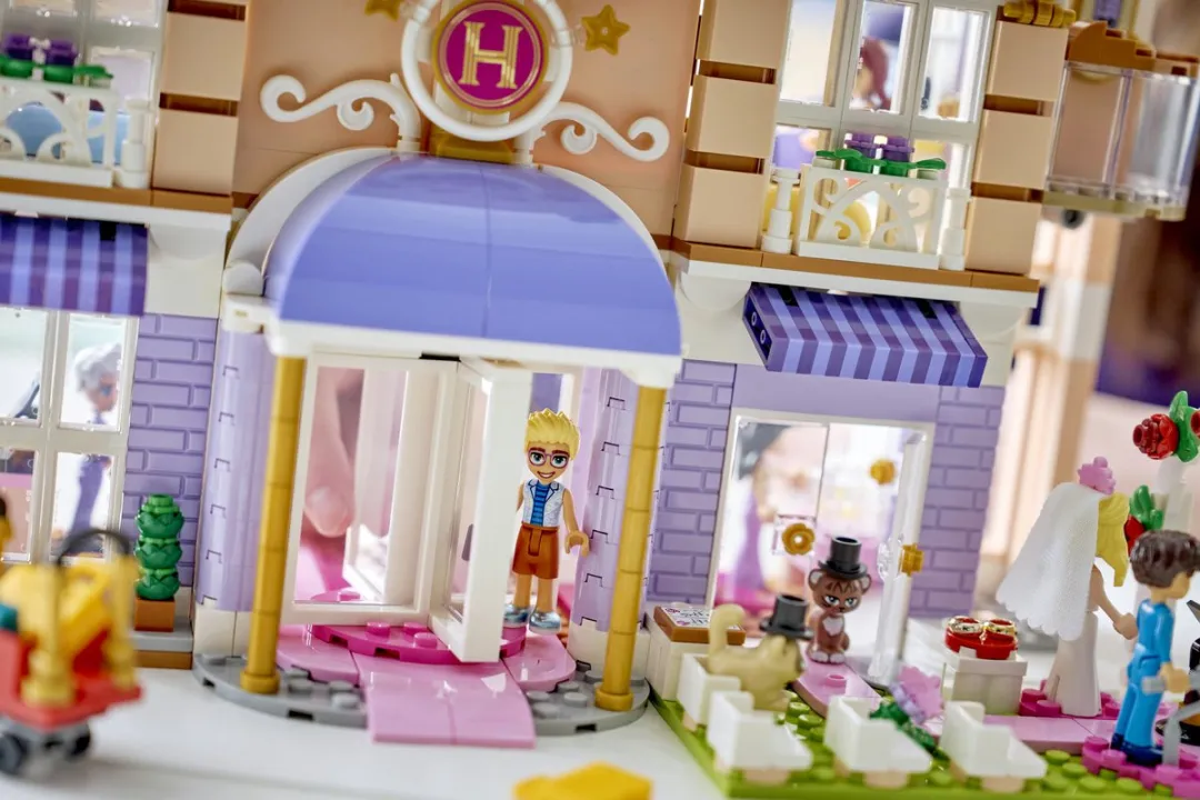 LEGO Friends Grand Hotel 42704 - Bouwset 1406 Stuks - Meerkleurig - afbeelding 6 van 6