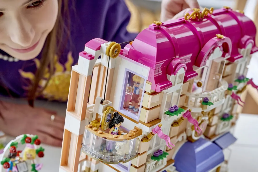 LEGO Friends Grand Hotel 42704 - Bouwset 1406 Stuks - Meerkleurig