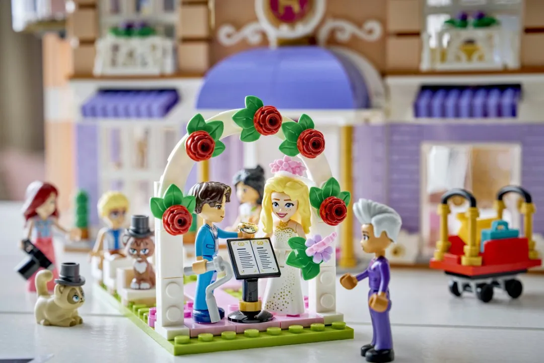 LEGO Friends Grand Hotel 42704 - Bouwset 1406 Stuks - Meerkleurig