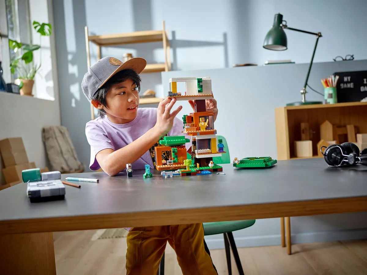 LEGO Minecraft De Moderne Boomhut 21174 - 909 Stukken
