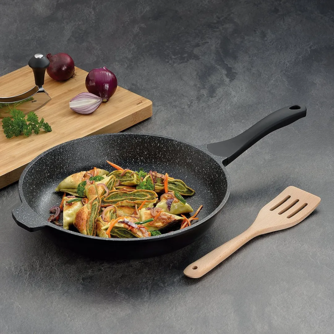 Kela Hapjespan Steel 28cm - 3.3L - Zwart
