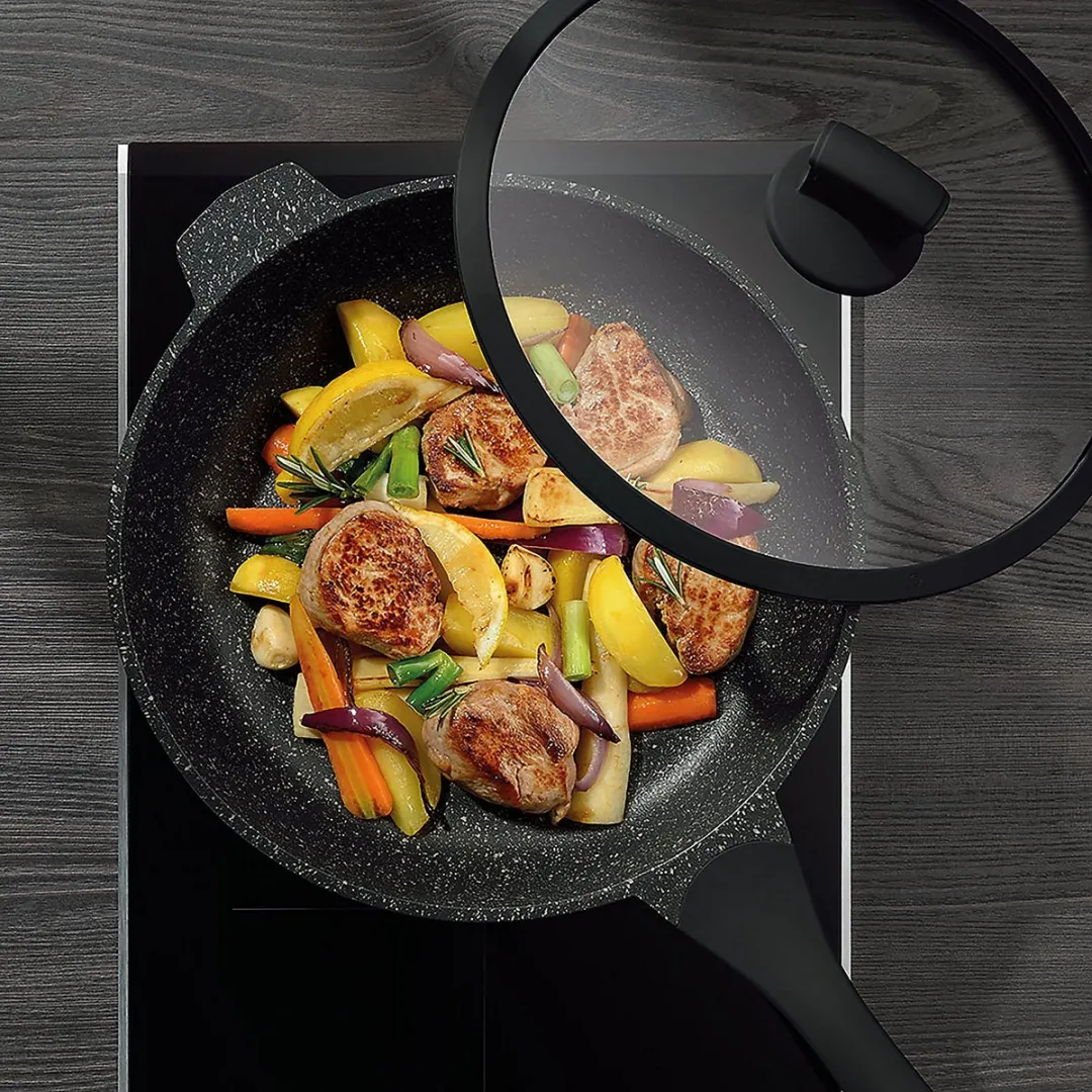 Kela Hapjespan Steel 28cm - 3.3L - Zwart