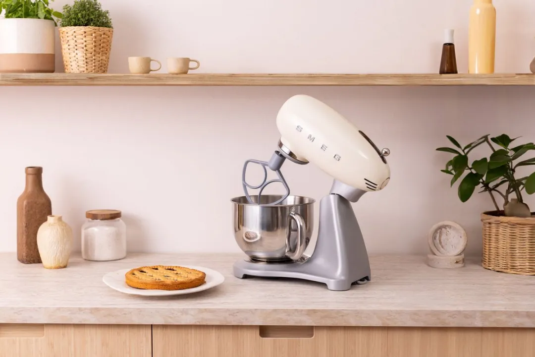Smeg SMF04CREU Keukenmachine 800W - Crème