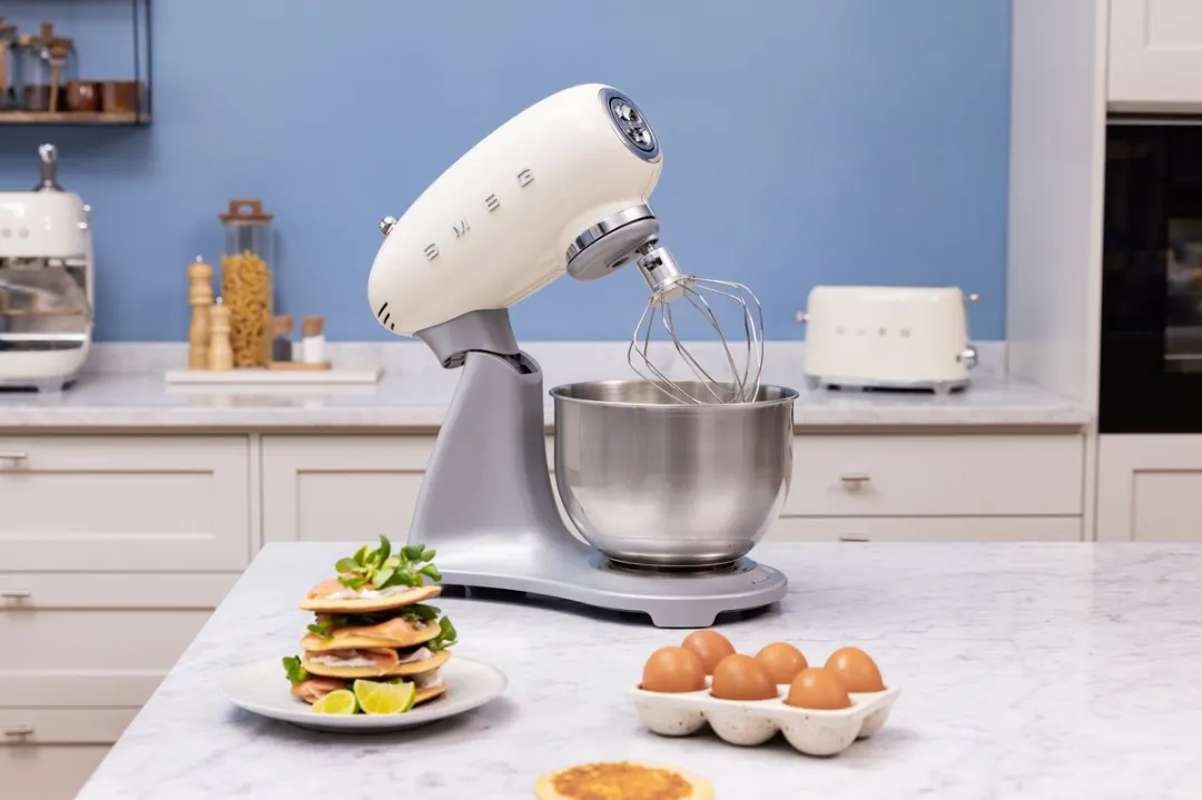 Smeg SMF04CREU Keukenmachine 800W - Crème