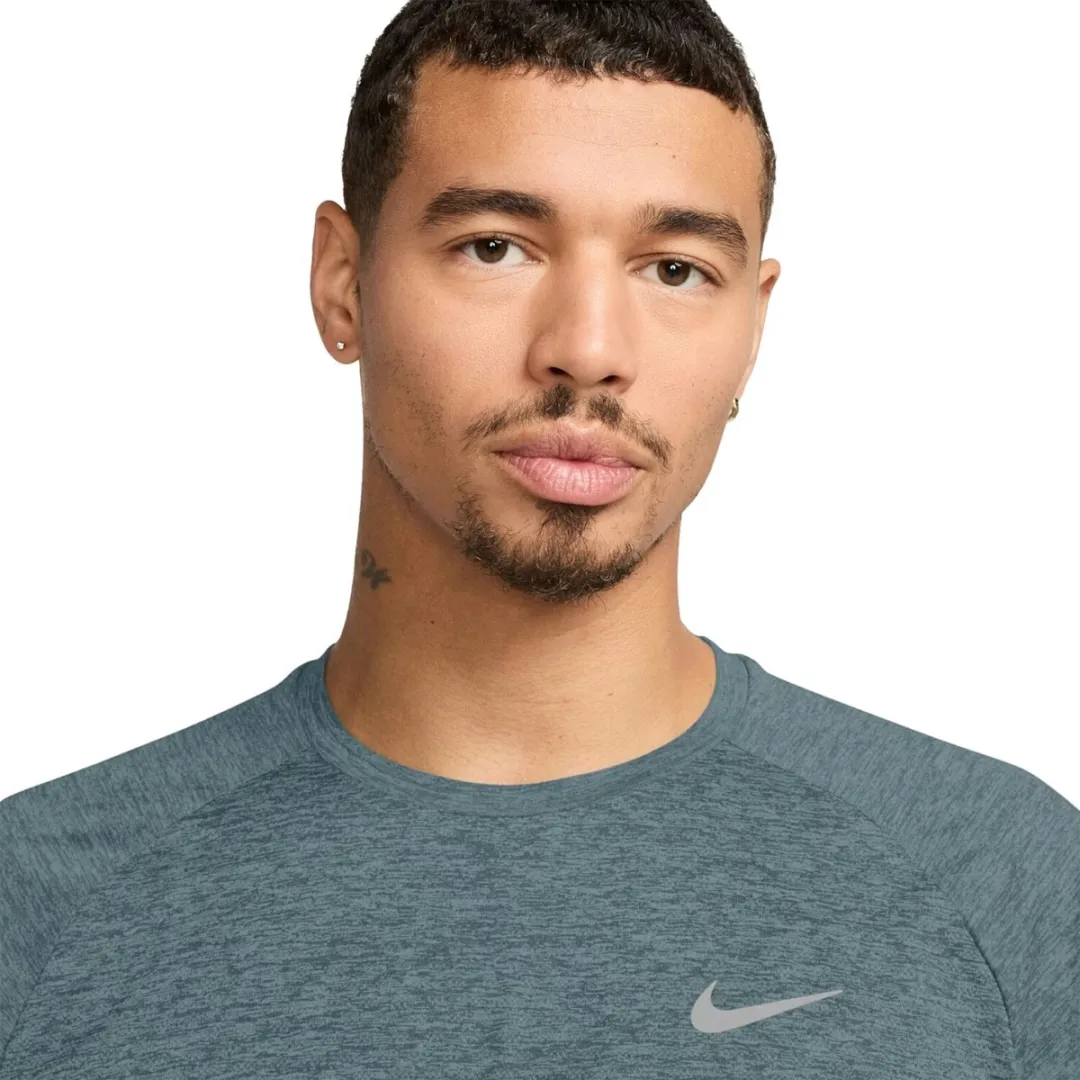 Nike Stride Dri-FIT Heren Training T-shirt HV5203-382 - M - Groen