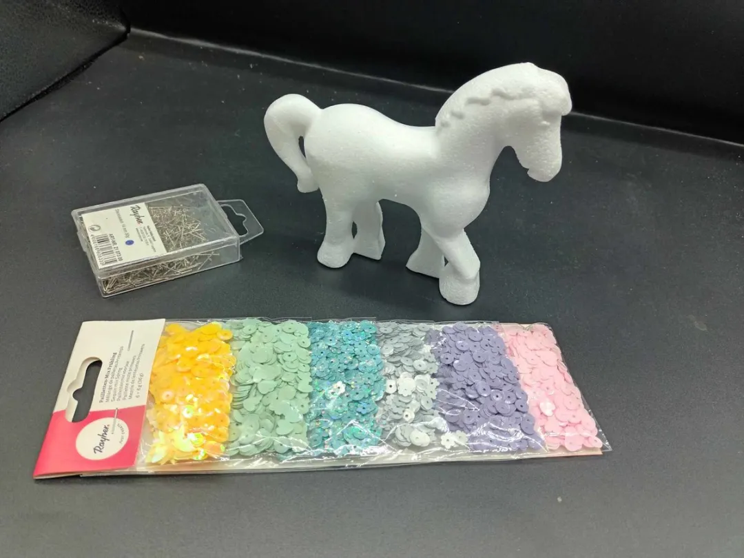 RAYHER Piepschuim Paard Paillettenpakket