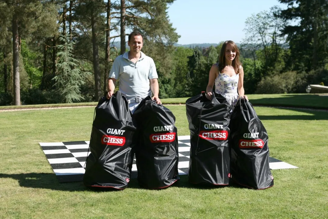 Ubergames XL Groot Schaakspel 64cm - Plus 4 Tassen & Vloer - UV Bestendig