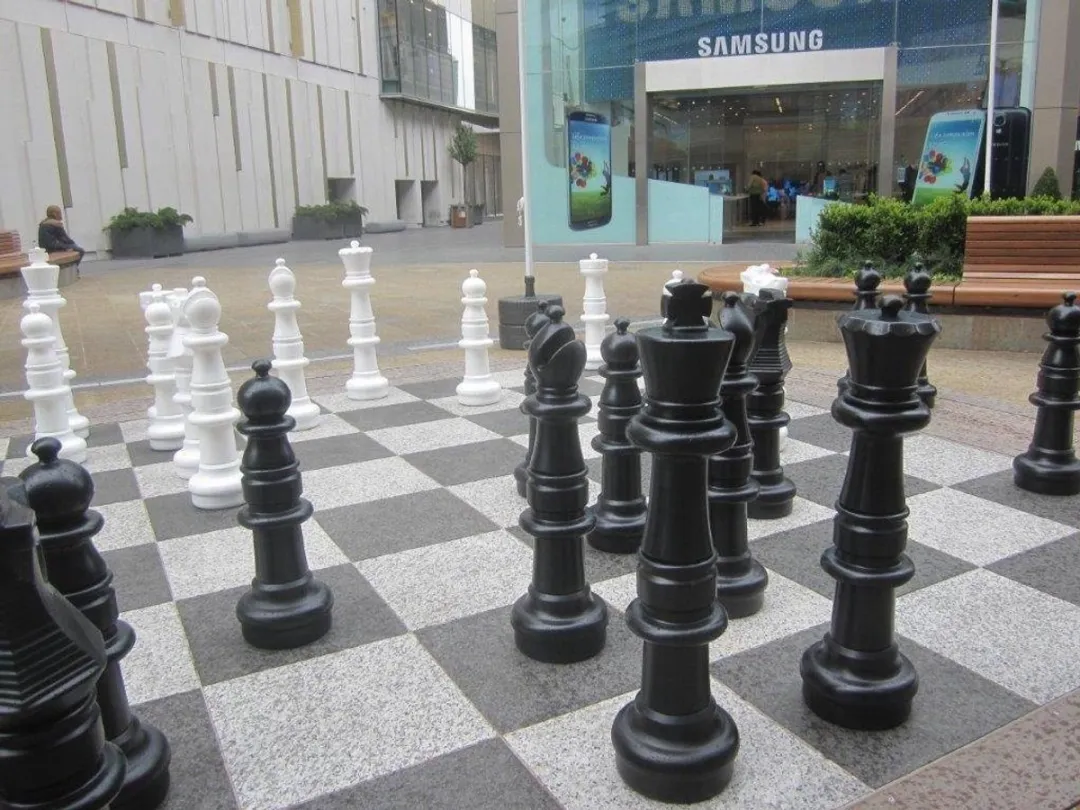 Ubergames Giga Schaakset UV-bestendig XXXL - 304x304cm
