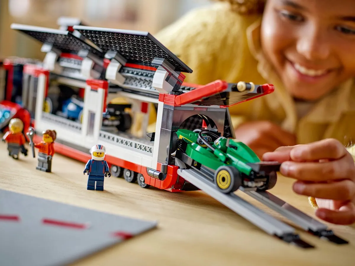 LEGO City F1 Truck & RB20/AMR24 Speelset 60445 - 1086 Stukken - afbeelding 6 van 6