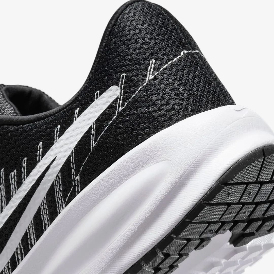 Nike Run Defy HM9594-004 Heren Hardloopschoenen - 45 - Zwart/Wit