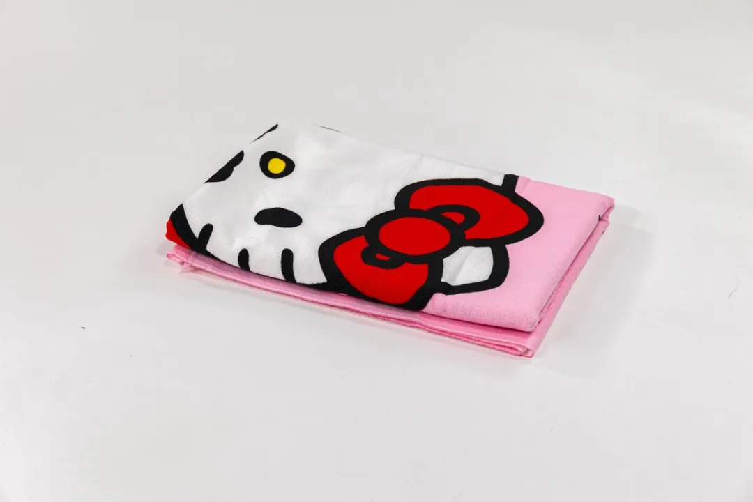 Hello Kitty Love Badhanddoek 70x140cm - Multi