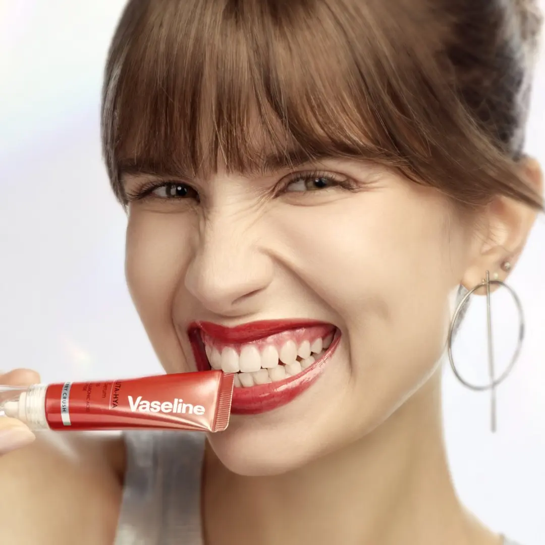 Vaseline Gluta-Hya Lipgloss Cherry Crush 10ml - afbeelding 6 van 6