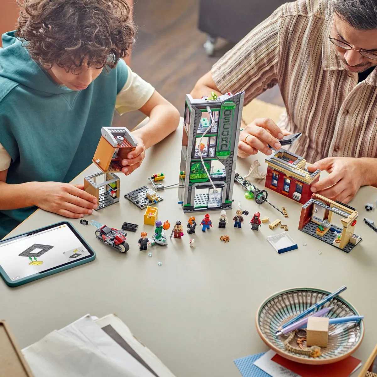 LEGO Marvel Spider-Man vs. Oscorp 76324 - 808 Stukken