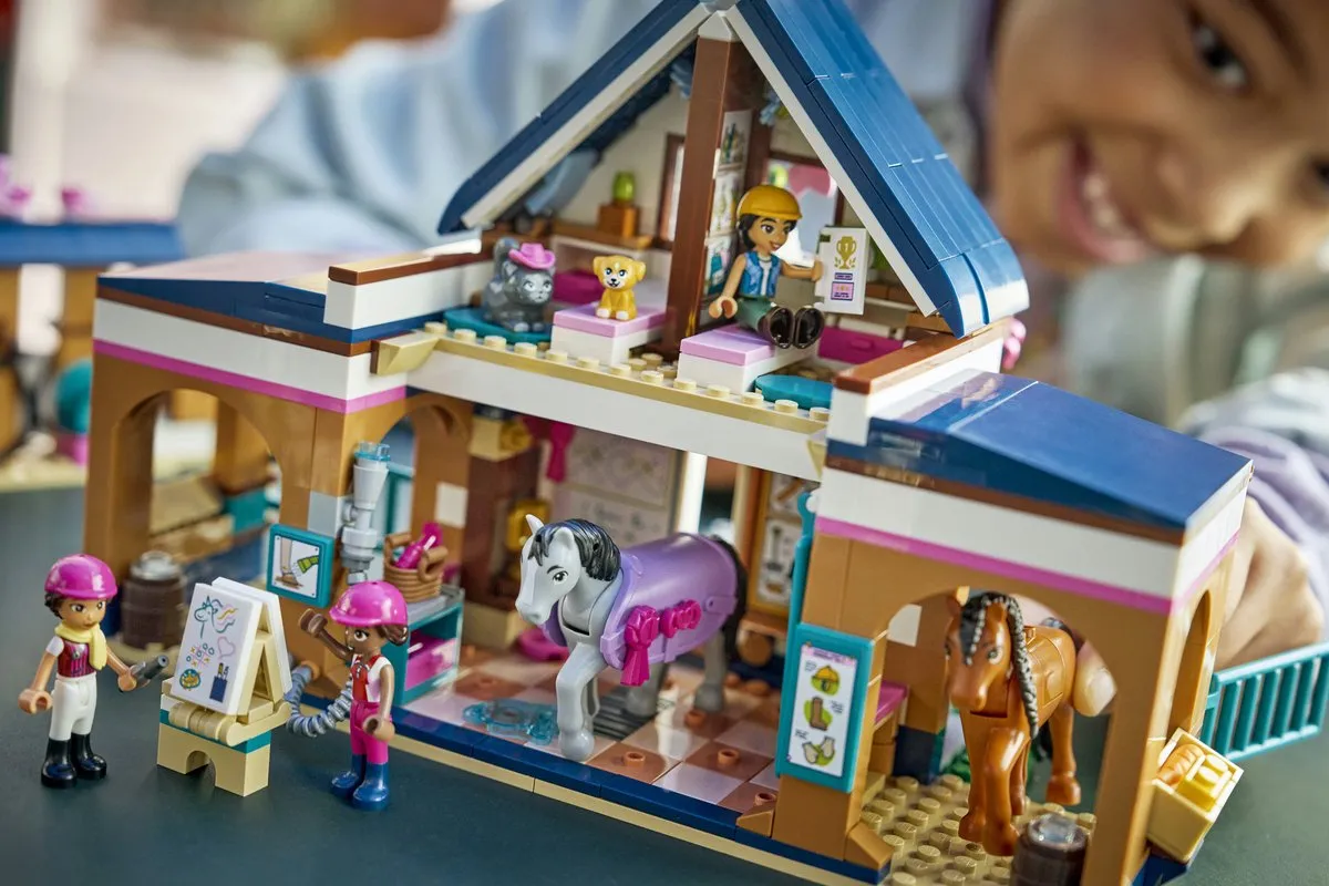 LEGO Friends Paardenstal en Manege 42688 - 735 Stukken - 3 Minifiguren - Multicolor