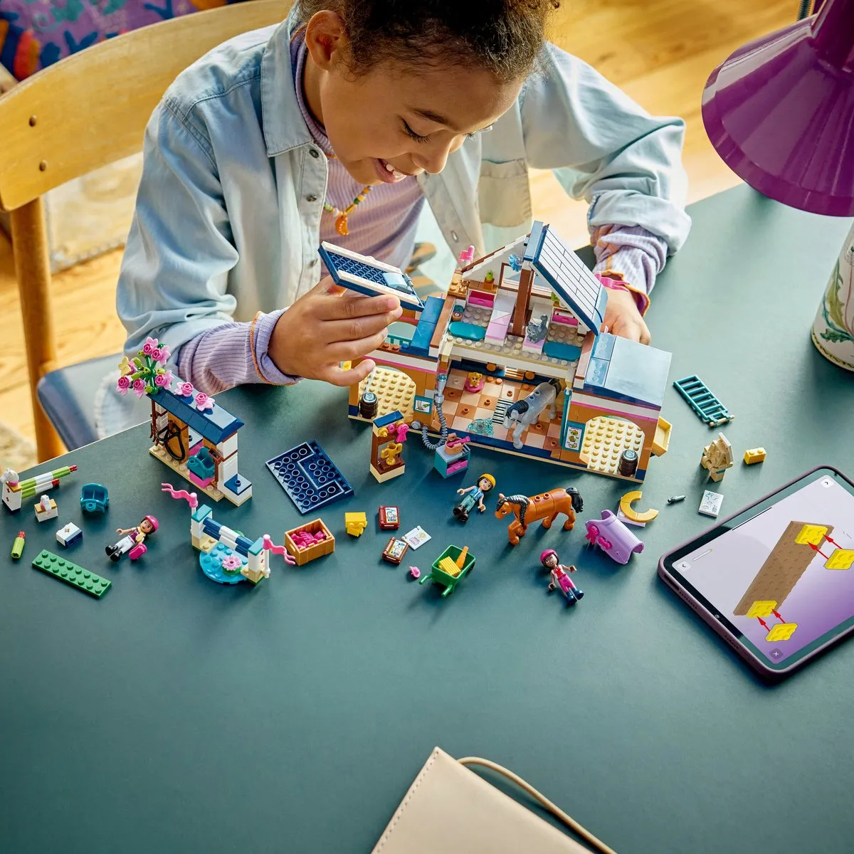 LEGO Friends Paardenstal en Manege 42688 - 735 Stukken - 3 Minifiguren - Multicolor - afbeelding 6 van 6