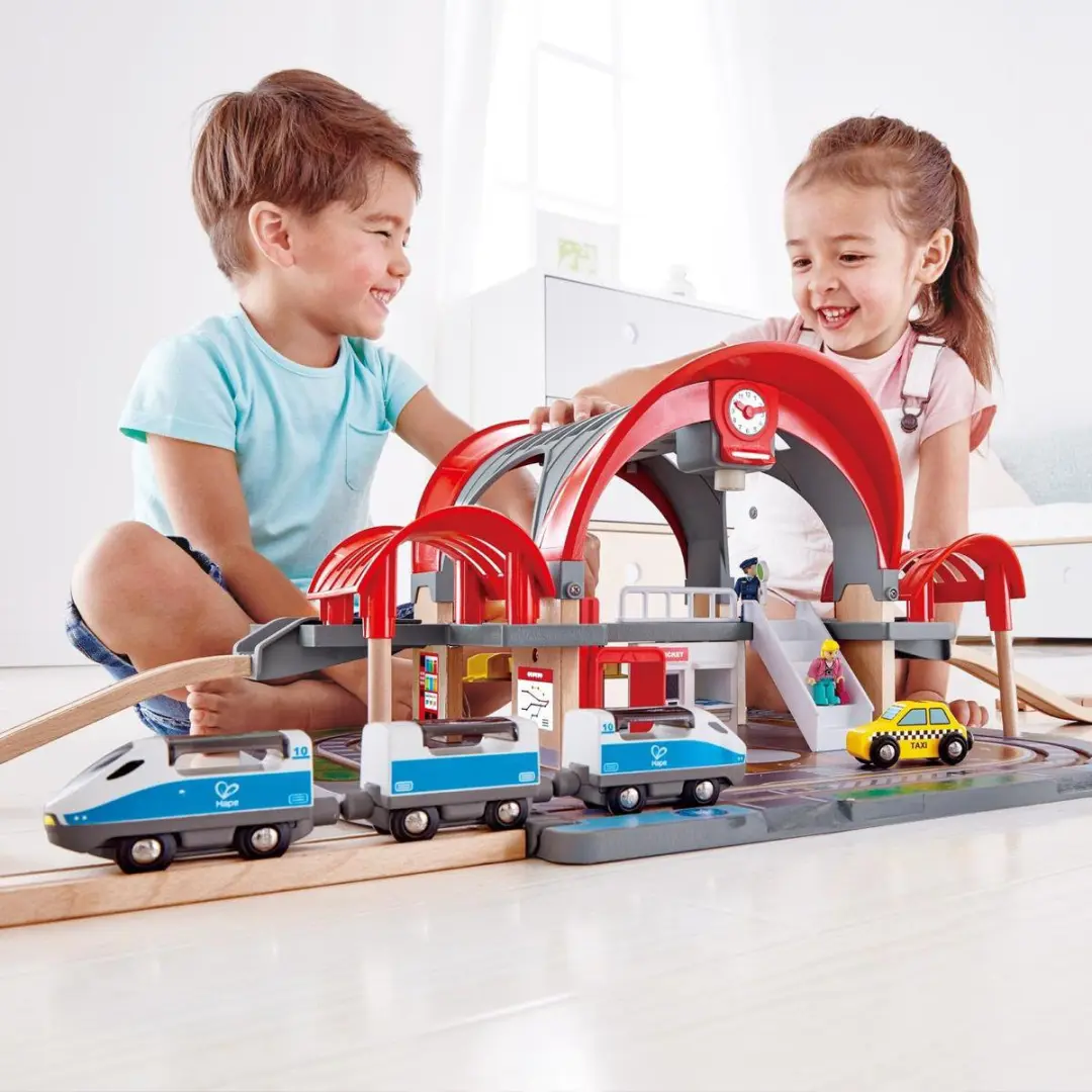 Hape Grand City Station Houten Treinstation 26 Onderdelen - 45+ Kleuren