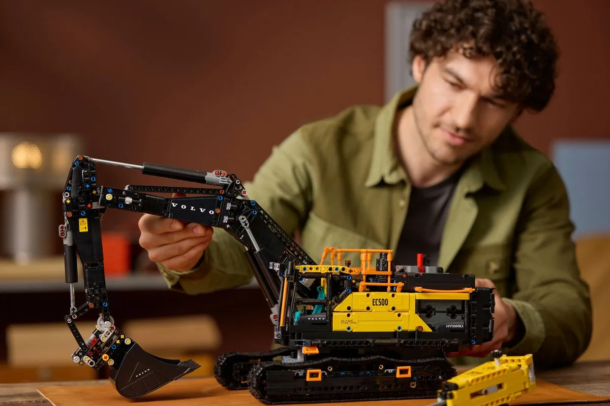 LEGO Technic Volvo EC500 Hybrid Graafmachine 42215 - 2359 Stukken