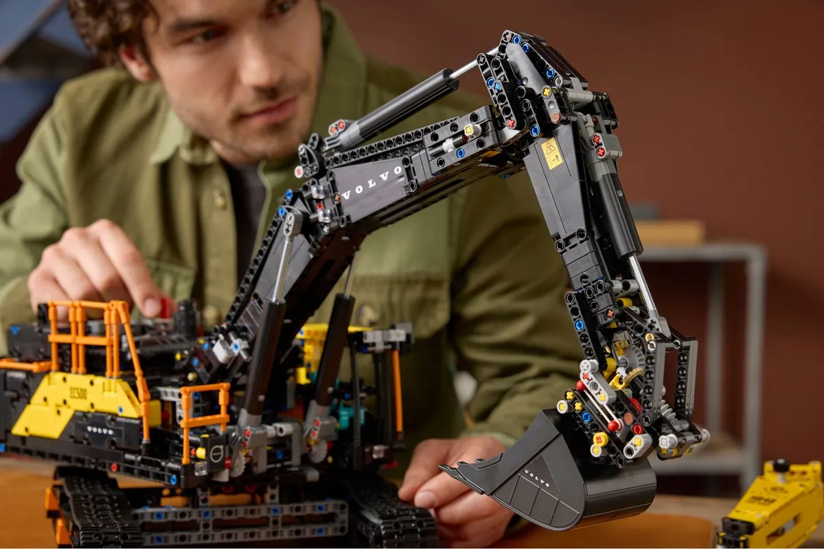 LEGO Technic Volvo EC500 Hybrid Graafmachine 42215 - 2359 Stukken