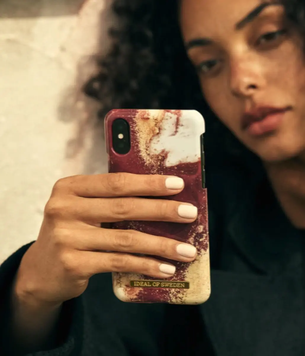iDeal of Sweden Fashion Case iPhone 8/7/6/6s/SE - Golden Burgundy Marble - afbeelding 2 van 6