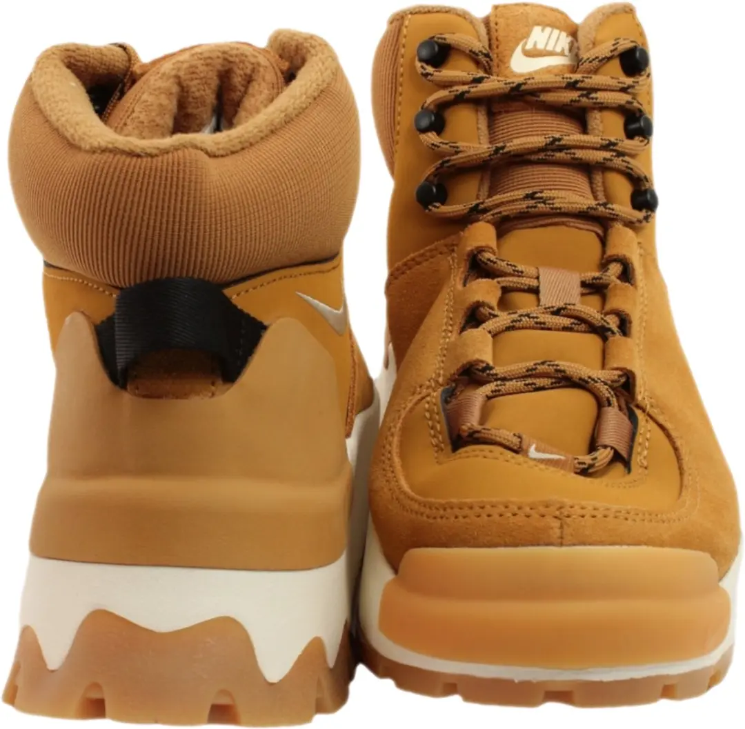 Nike Schoenen 35.5 - Bruin