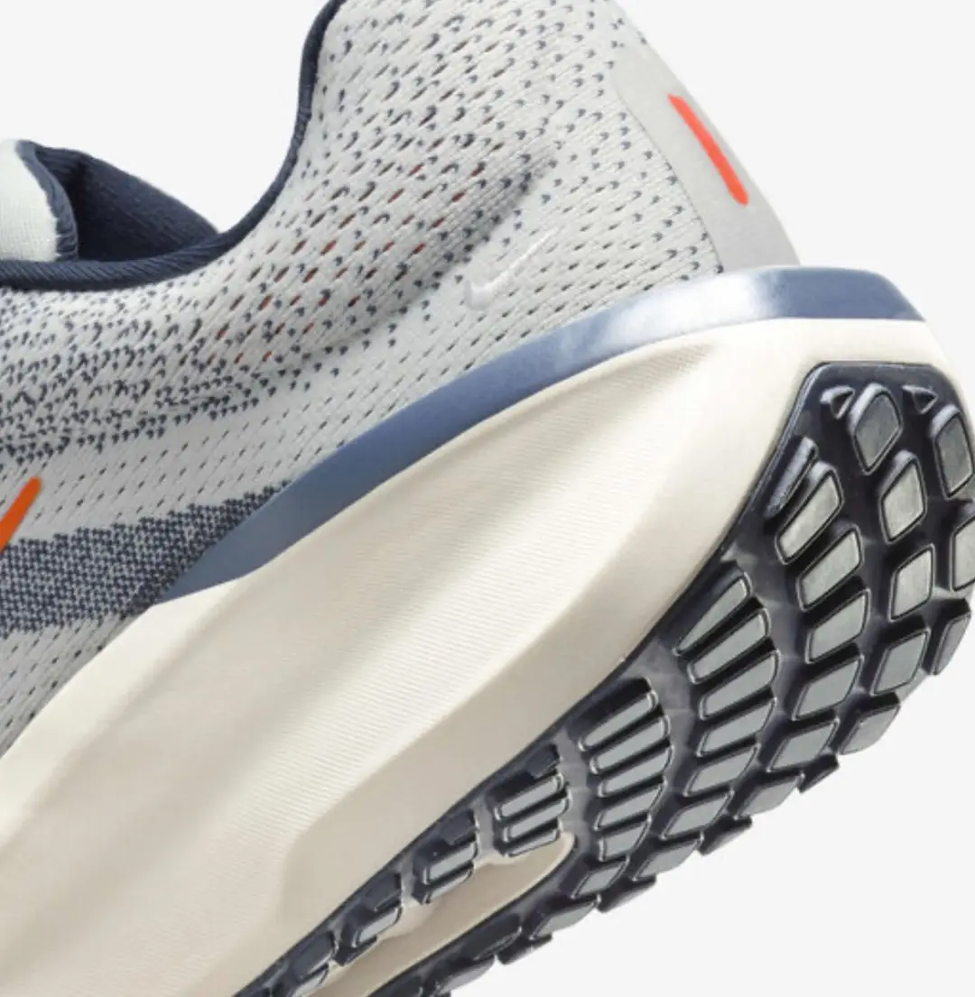 Nike Winflo 11 Hardloopschoenen FJ9509-103 - Maat 46 - Grijs/Wit/Orange - afbeelding 2 van 6