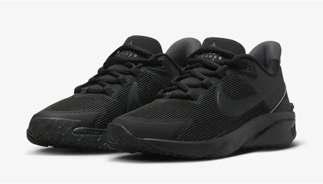 Nike Star Runner 4 NN GS Hardloopschoenen 36.5 - Zwart