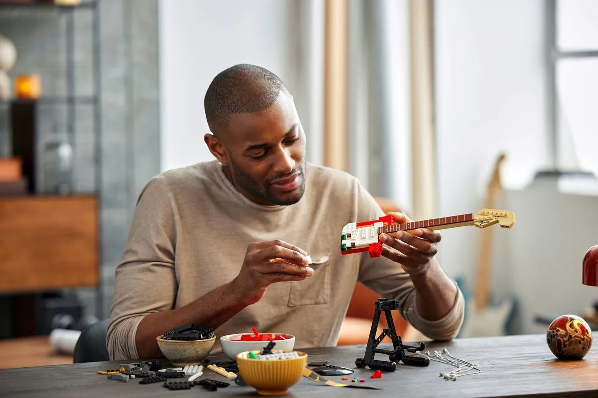 LEGO Ideas Fender Stratocaster 21329 - 1074 Stukken - Rood - afbeelding 4 van 6