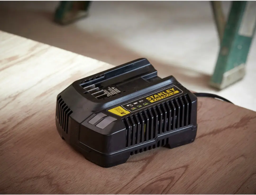 Stanley FatMax V20 18V 4A Snellader SFMCB14-QW