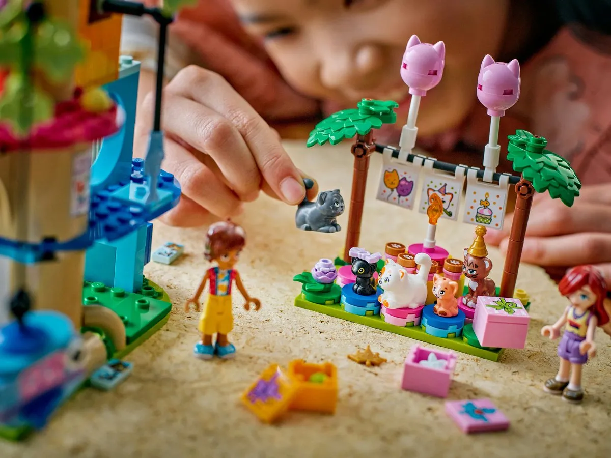 LEGO Friends Kattenverjaardagsfeestje Boomhut Set 42666 - 321 Stukken - afbeelding 6 van 6