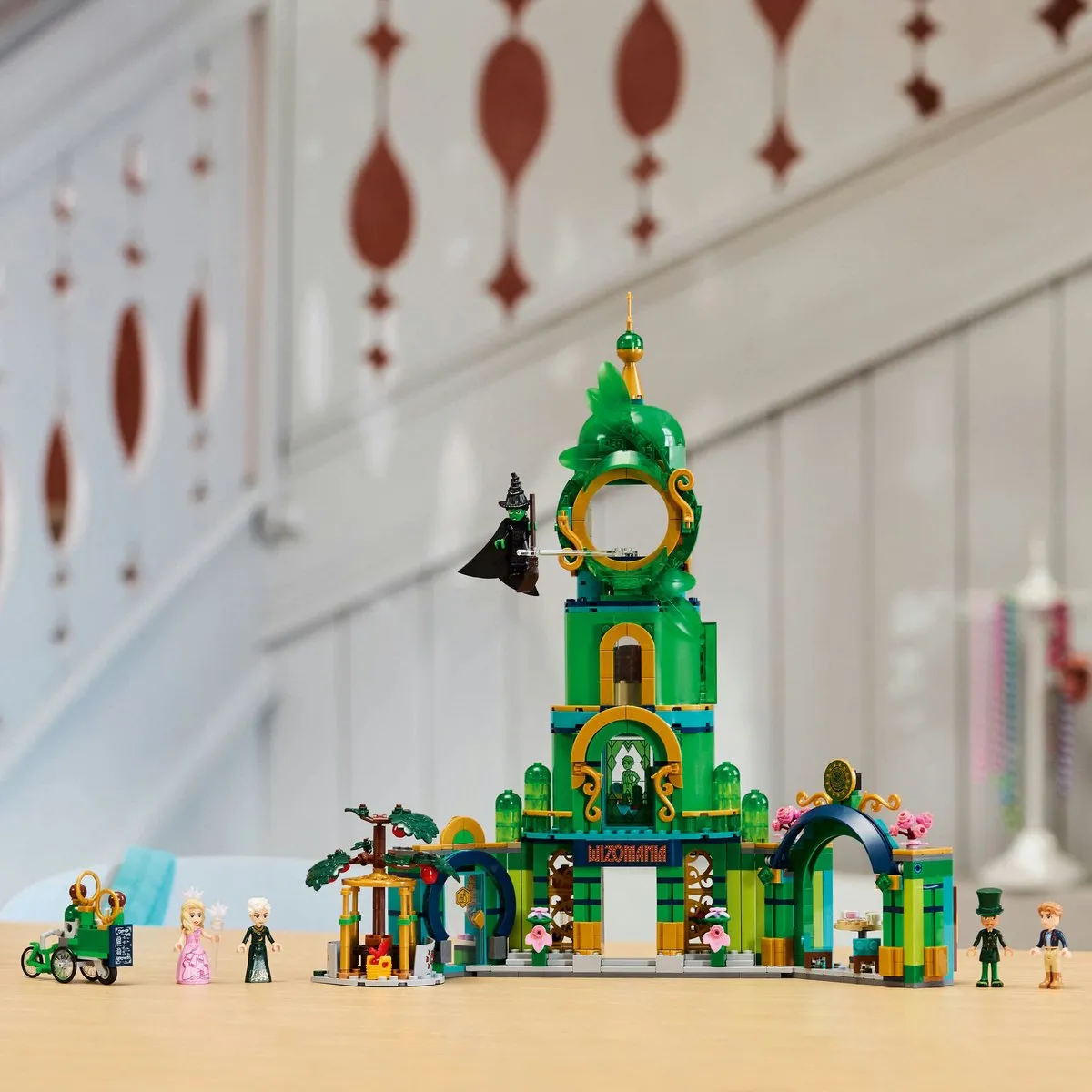 LEGO Wicked Welkom in Emerald City 75684 - 945 Stukken