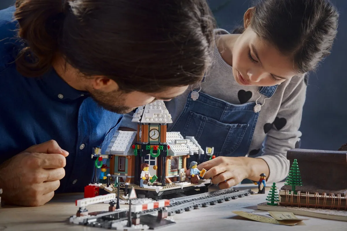 LEGO Creator Expert Winterdorp Station 10259 - 902 Stukken - afbeelding 6 van 6