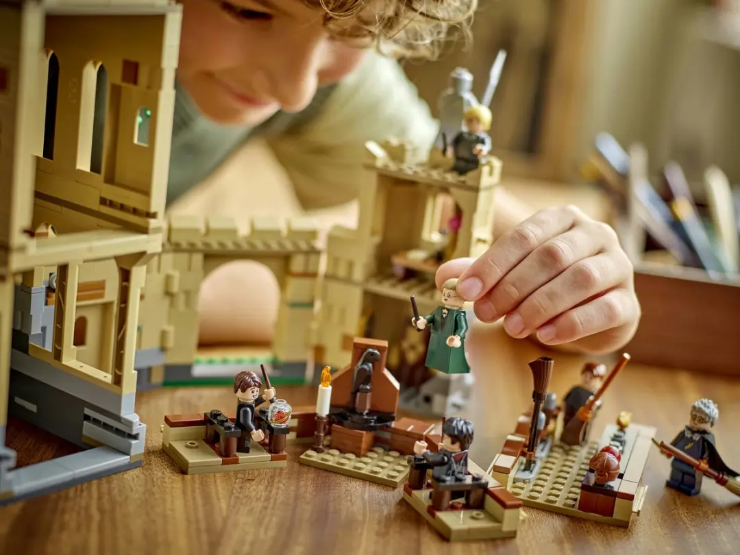 LEGO Harry Potter Kasteel Zweinstein 76447 - 651 Stukken - 7 Minifiguren