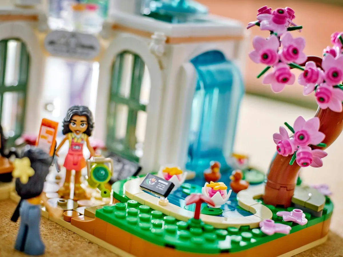 LEGO Friends Botanische Tuin 41757 - 1072 Stukken - 3 Minifiguren