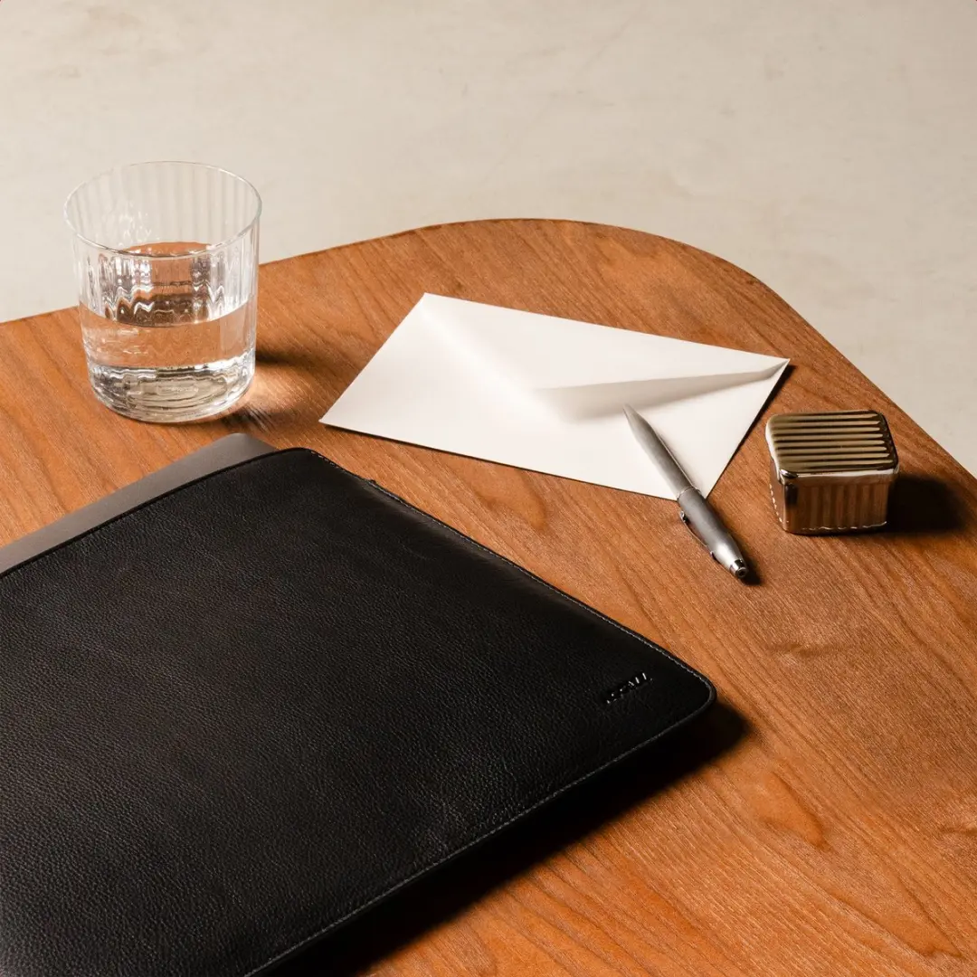 Accezz Leather Laptophoes 16 inch - Zwart