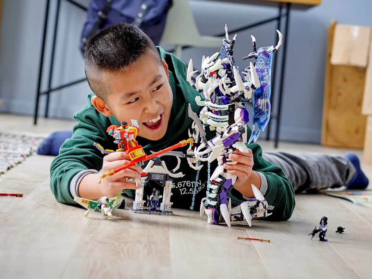 LEGO De Bone Demon 1352 Stukken - 5 Minifiguren - Meerkleurig