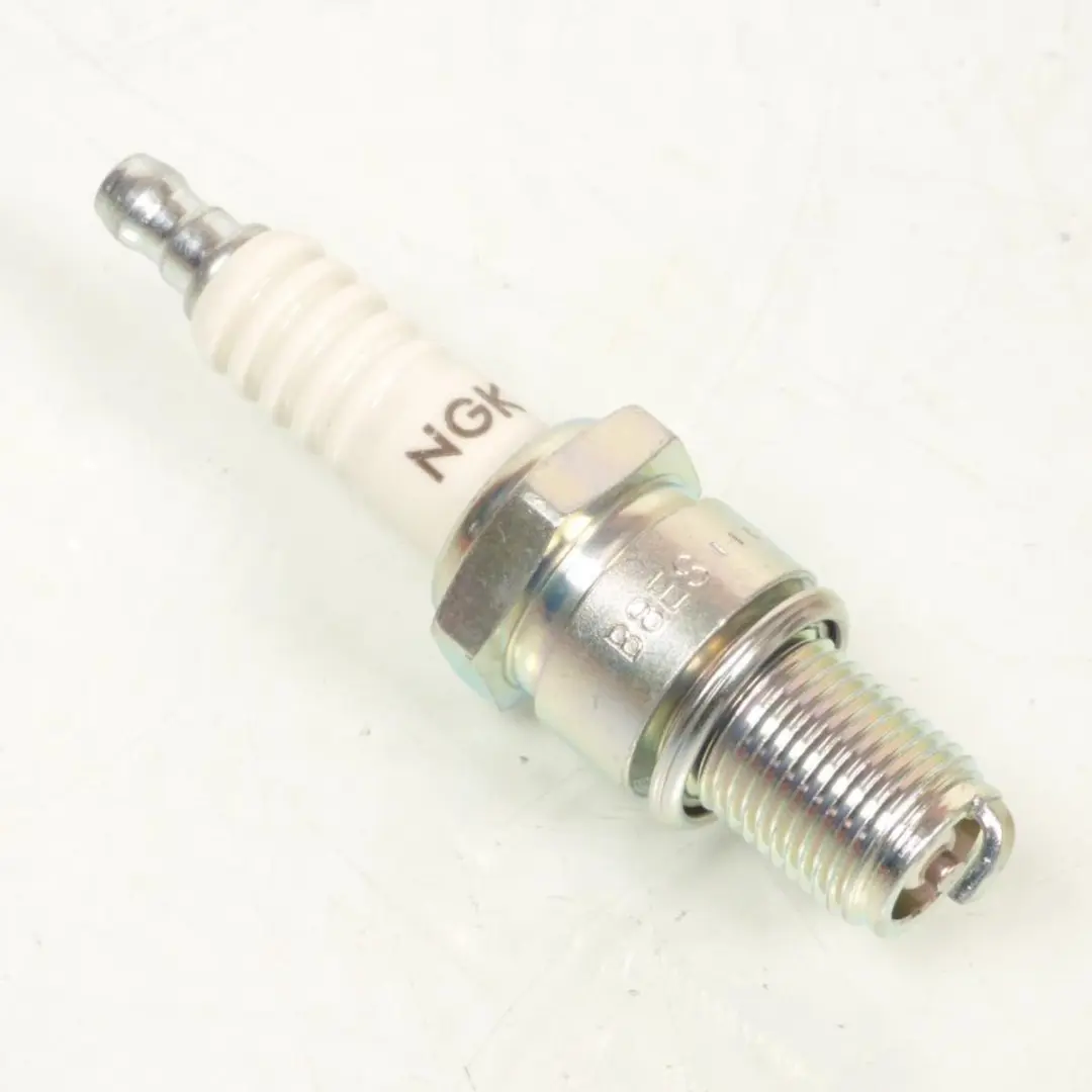 NGK B8ES Bougie - Aprilia 50 RS R Extrema 1993-1994 - Wit