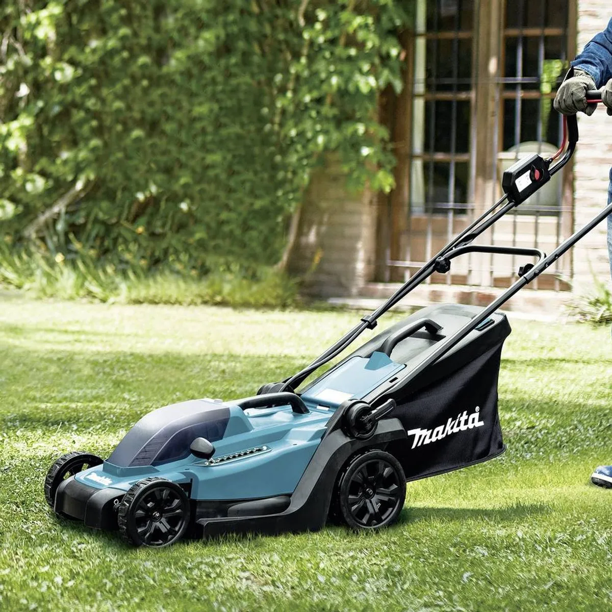 Makita DLM330Z Accu Grasmaaier 33cm - 8 standen - 30L - afbeelding 6 van 6