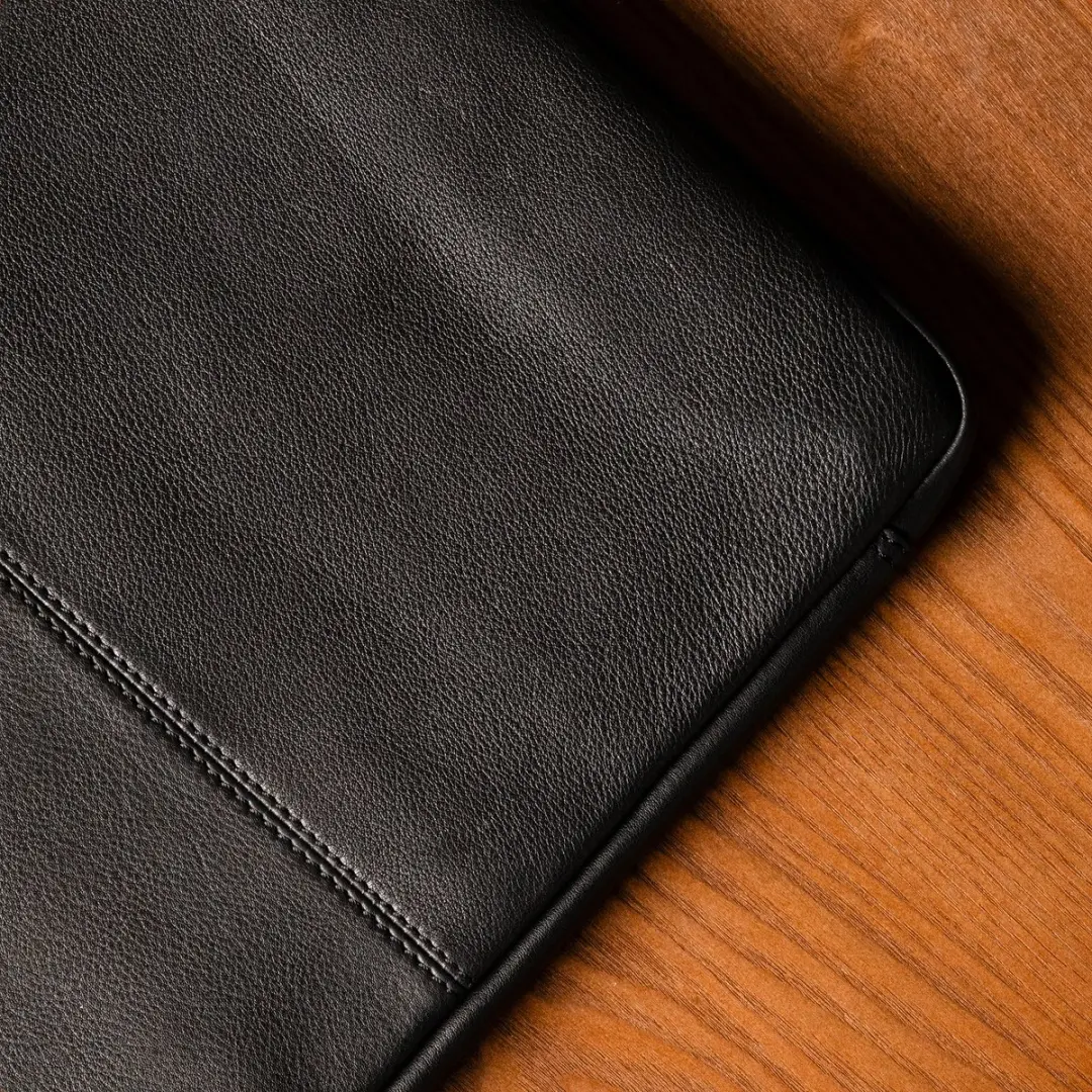 Accezz Leather Laptophoes 16 inch - Zwart