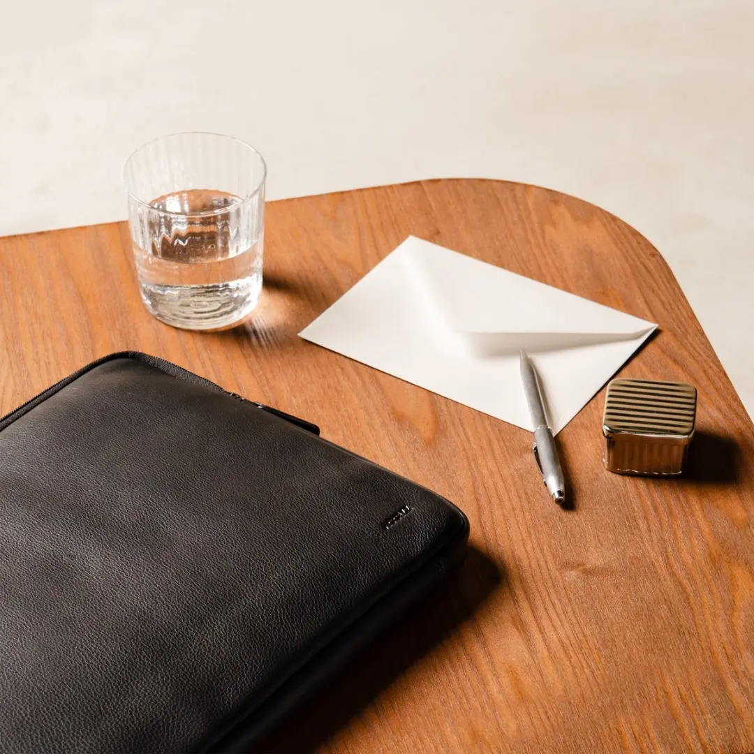 Accezz Leather Laptophoes 16 inch - Zwart