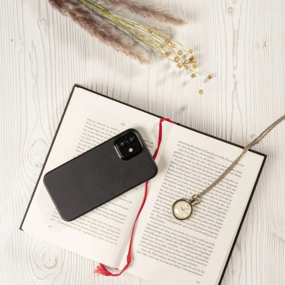 Hama MagCase Finest Sense iPhone 13 Pro - Zwart