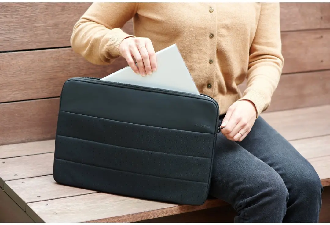 Kensington EQ K60395WW Laptophoes 16" - Zwart