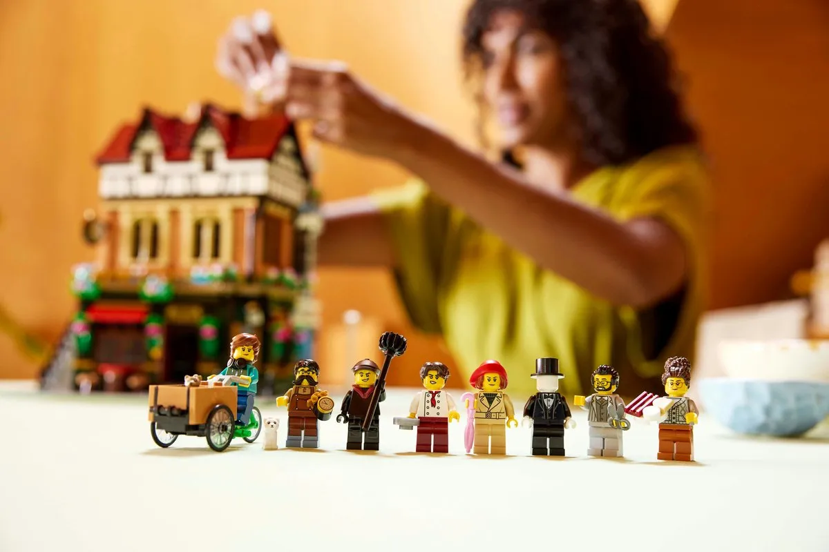 LEGO Icons Tudor Corner 10350 - 3266 Stenen - 8 Minifiguren