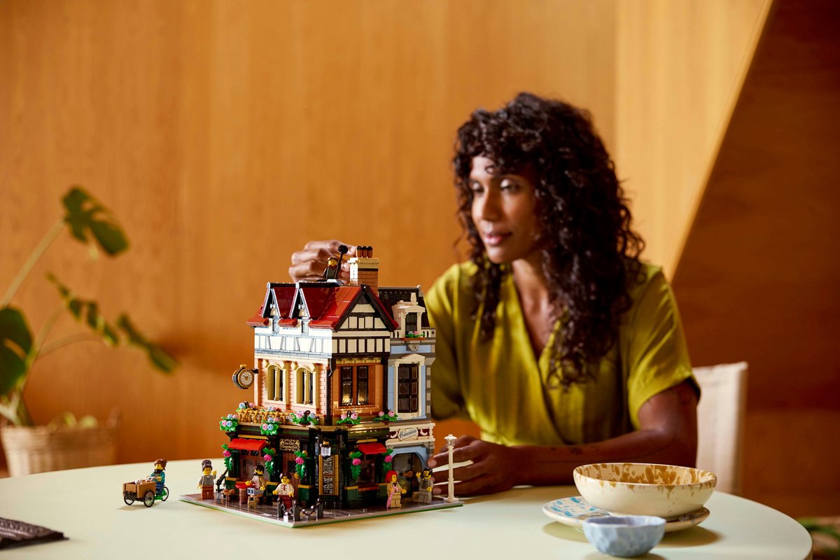 LEGO Icons 10350 - Hoekpand in tudorstijl - Tudor Corner