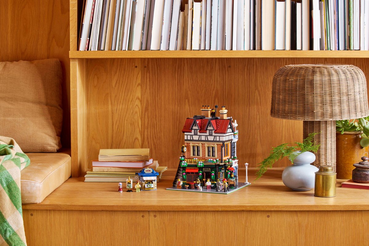 LEGO Icons 10350 - Hoekpand in tudorstijl - Tudor Corner