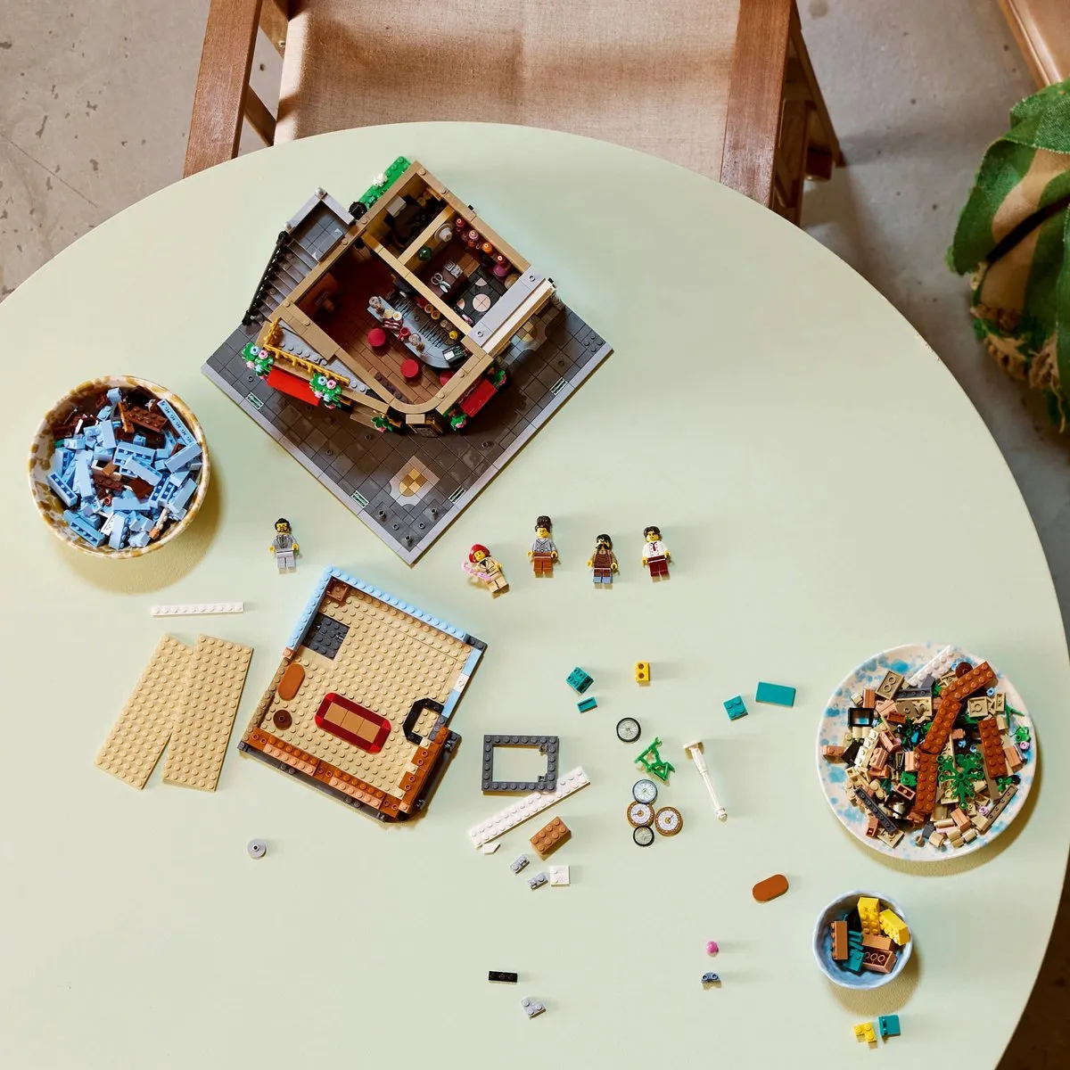 LEGO Icons Tudor Corner 10350 - 3266 Stenen - 8 Minifiguren