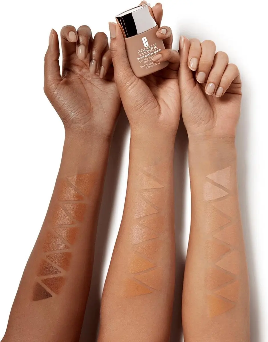 Clinique Even Better Glow Light Reflecting Makeup SPF 15 - 30ml - CN52 Neutral