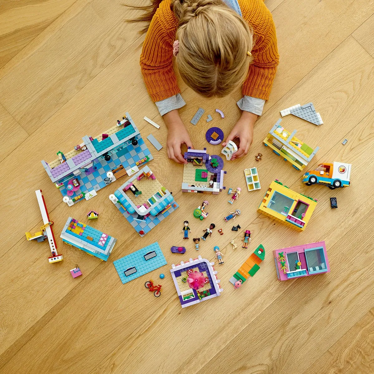 LEGO Friends Hoofdstraatgebouw 41704 - 1682 Stukken - afbeelding 4 van 6